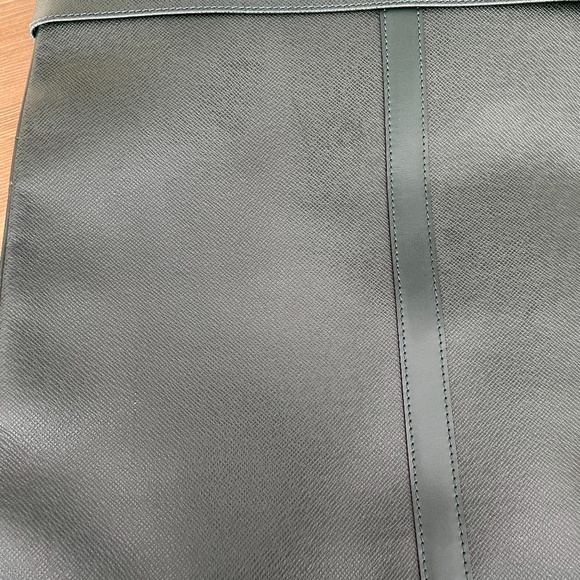NOW AVAILABLE!! Louis Vuitton Green Taiga Kendall Garment Bag - Picture 14 of 15